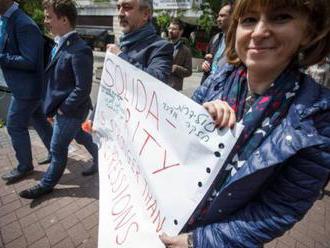 Foto: Aktivisti z Európy a Ruska si na Námestí SNP pripomenuli zavraždeného novinára Kuciaka