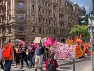 Video: Vo viacerých mestách Európy sa konali demonštrácie proti nacionalizmu