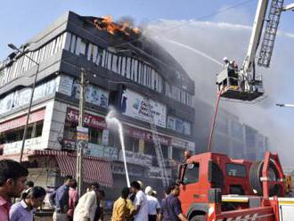 Video: Budovu v indickom Surate zachvátil požiar, o život prišlo niekoľko študentov