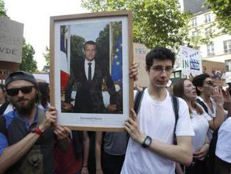 Aktivisti zvešiavajú portréty Macrona, protestujú proti jeho nečinnosti voči klimatickým zmenám