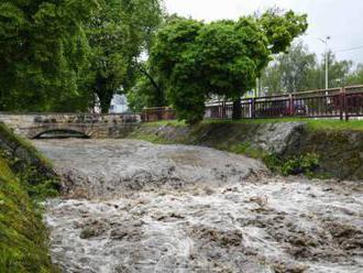 Hladina Dunaja opäť stúpa, intenzívne búrky spôsobili na Slovensku lokálne aj prívalové povodne