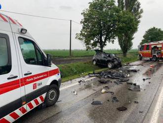 Foto: Vážna nehoda pri Oravnom, pri čelnej zrážke troch áut zahynuli dvaja ľudia