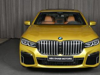 BMW 7 v křiklavě žluté z M4 dává teprve vyniknout obrovským novým ledvinkám