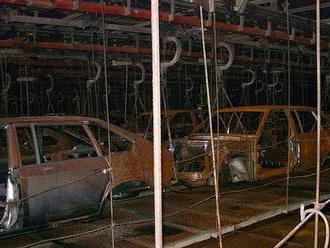 V továrně Moskviče po krachu jako by se zastavil čas, léta skrývala rozdělaná auta