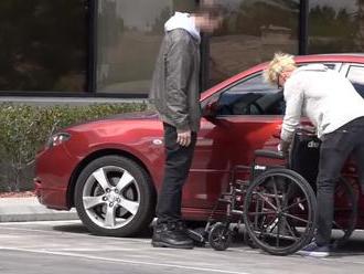 Kouzelník triky umravňuje řidiče, kteří neoprávněně parkují na místě pro invalidy