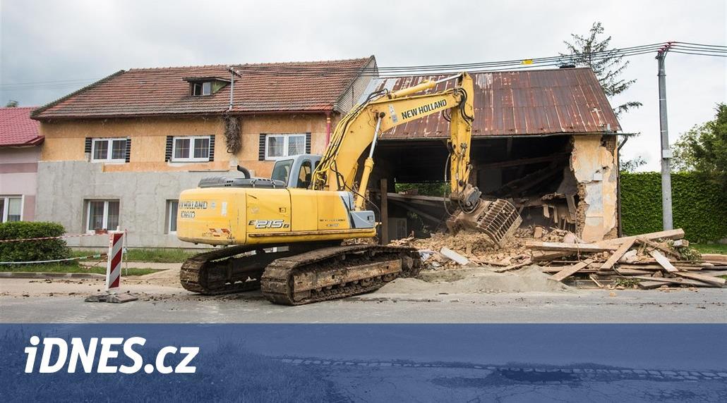 Ruinu, která poškodila dům sousední rodině, bourá bagr na obecní náklady