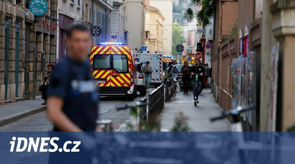 Teroristický útok ve francouzském Lyonu. Bomba v pěší zóně zranila 10 lidí