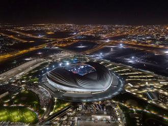 Zaha Hadid navrhla štadión. Má tvar obrátenej arabskej lode