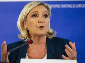 Le Penová mieri za víťazstvom, veľké sklamanie prezidenta Macrona