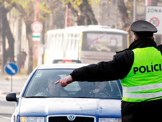 Vrchol arogancie: vodič sa vyhrážal policajtom prepustením z policajného zboru