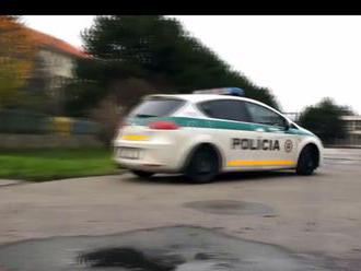 VIDEO: Vodič blokoval policajtov, hudba v aute mu prehlušila policajný maják