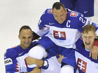 FOTO: Šampión nad hlavami čakajúcich. Nagy sa lúčil s hokejom, Slovensko s MS