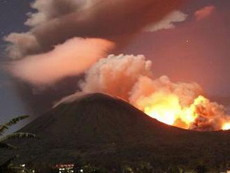 Vybuchla sopka na Bali, rušia niekoľko letov