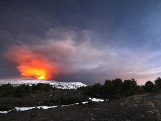 Etna sa znovu prebudila: talianska sopka vychrlila lávu a popol
