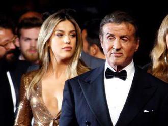 Rambo v zajatí krásnej úderky v Cannes! Z jeho dcéry nespustíte oči