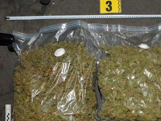 Žilinská polícia zadržala veľký balík marihuany. Pozrite si video zo zásahu