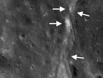 Mesiac sa scvrkáva, zistili vedci