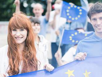 Desaťtisíce prívržencov EÚ demonštrovali pred eurovoľbami v mnohých mestách únie