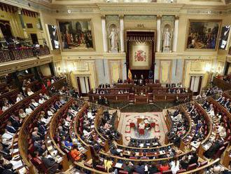 Väznení katalánski separatisti zložili sľub na zasadnutí španielskeho parlamentu