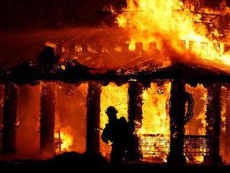 Pri požiari nákupného strediska v Indii zomrelo najmenej 15 detí