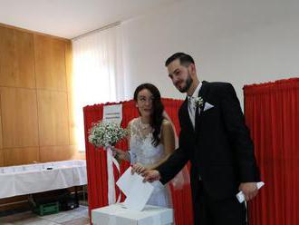 Svadba na hranici SR a ČR strhla svadobčanov a išli voliť