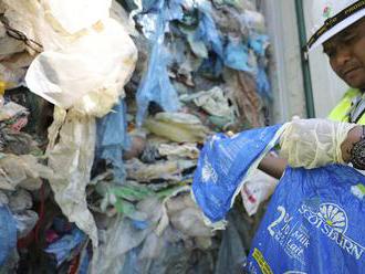Malajzia chce vrátiť 3000 ton plastového odpadu do krajín jeho pôvodu