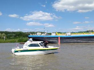 Na Dunaji v Bratislave zachytil ľadoborec pohybujúci sa tlačný čln, hrozila zrážka