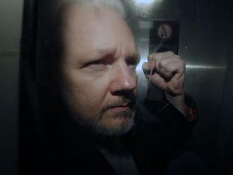 Assange sa nezúčastnil na vydávacom pojednávaní pre zlý zdravotný stav