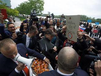 Fotogaléria: Proti Le Penovej v Bratislave protestovali desiatky ľudí