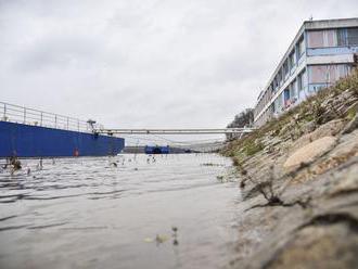 Hladina Dunaja nebezpečne stúpla, pre Bratislavu platí výstraha