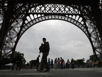 Muž ruského pôvodu   takmer skočil z Eiffelovej veže: Podrobí sa psychiatrickému vyšetreniu