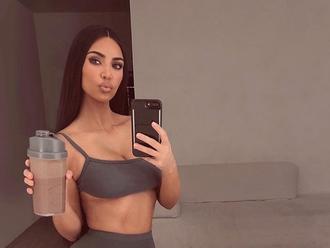 Najnovší zázračný nápoj v jedálničku Kim Kardashian: Recept od starej mamy používa nielen pre krásu 