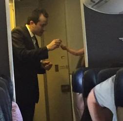 FOTO Pasažieri v nemom úžase: Stewardovi sa podarilo TAKTO upokojiť plačúce dieťa v lietadle