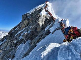 Najsmutnejšia fotka Everestu: Ľudia sa tlačia pod vrcholom ako v rade na banány