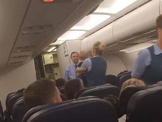 Dievčatko   sa takmer zadusilo v lietadle: Stačil jednoduchý čin letušky, zachránila mu život