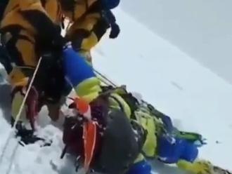 Mimoriadne smutné VIDEO z Mount Everestu: Šerpovia bojujú o život horolezkyne  