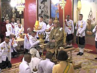 Video: Thajsko má nového kráľa, ceremoniál vysielali všetky televízie v krajine