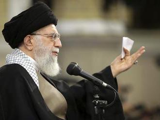 Vyjednávania s USA sú jed a vojna nebude, vyhlásil iránsky ajatolláh Chameneí