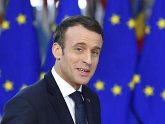 Prezident Macron obvinil Bannona a ruských oligarchov z ničenia Európskej únie