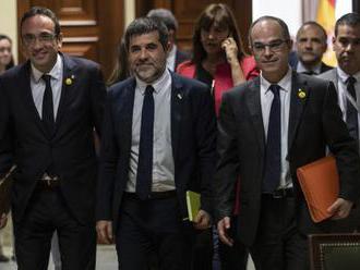 Katalánski politici sa zúčastnili na zasadnutí parlamentu, po zložení prísahy sa vrátia do väzenia
