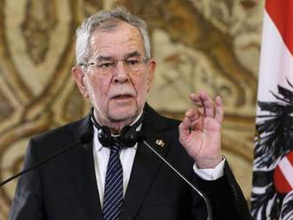 Rakúsky prezident uviedol do funkcií nových ministrov, nahradili politikov krajne pravicovej FPÖ