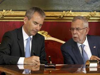 Rakúsky prezident formálne rozpustil vládu, vymenoval aj náhradu za kancelára Kurza