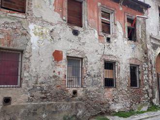 Hanby Bratislavy: Ohavná ruina Esterházyho paláca sa má desaťročiach dočkať rekonštrukcie