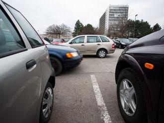 Primátor Vallo predstavil nové poplatky a pravidlá v parkovacej politike