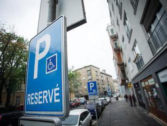 Vallova parkovacia politika v Bratislave sa mení, hlavnou zmenou je rozdelenie poplatku za prvé auto