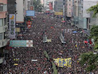 Obyvatelia Hongkongu sú nespokojní s pročínskym vedením a žiadajú odstúpenie Carrie Lam