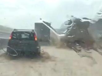 Video: Levoču zasiahla supercela, krupobitie a intenzívne zrážky zaliali aj diaľnicu