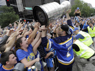 S hokejisty Blues slavily v dešti v St. Louis stovky tisíc lidí