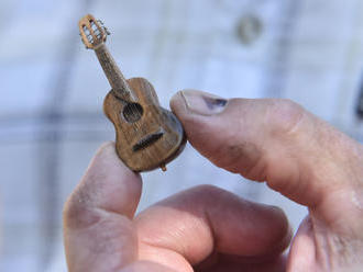 Tvůrce miniatur představil svoji pěticentimetrovou kytaru