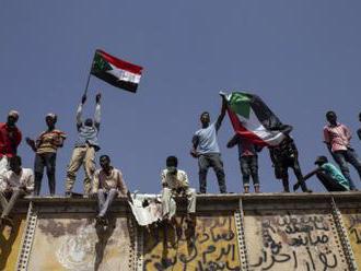 Desetitisíce Súdánců demonstrují za přechod k civilní vládě
